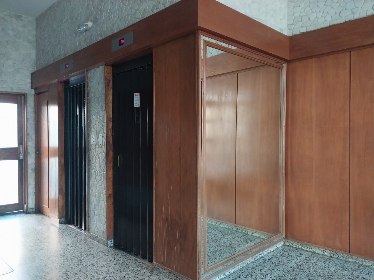 Departamento Semipiso de 3 dormitorios con amplia vista al rio zona de facultades / parque Urquiza. buena rentabilidad.