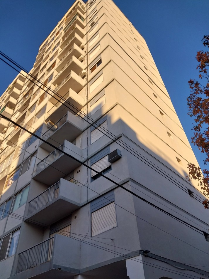 Departamento Semipiso de 3 dormitorios con amplia vista al rio zona de facultades / parque Urquiza. buena rentabilidad.