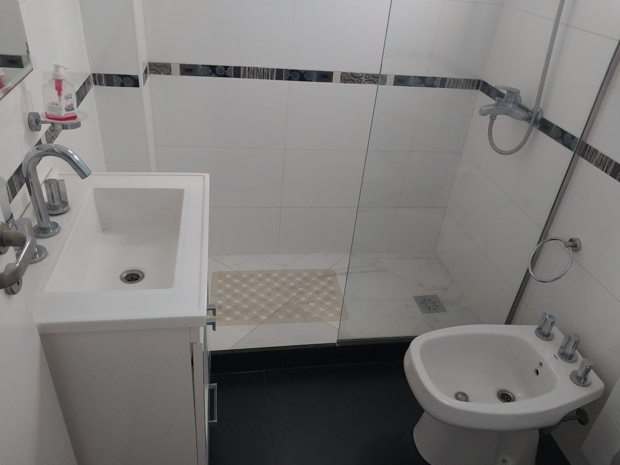 Casa en 2 plantas amoblada 4 dormitorios, quincho,  parque , piscina , cochera para 3 vehiculos cubiertos Funes Town Valor Negociable