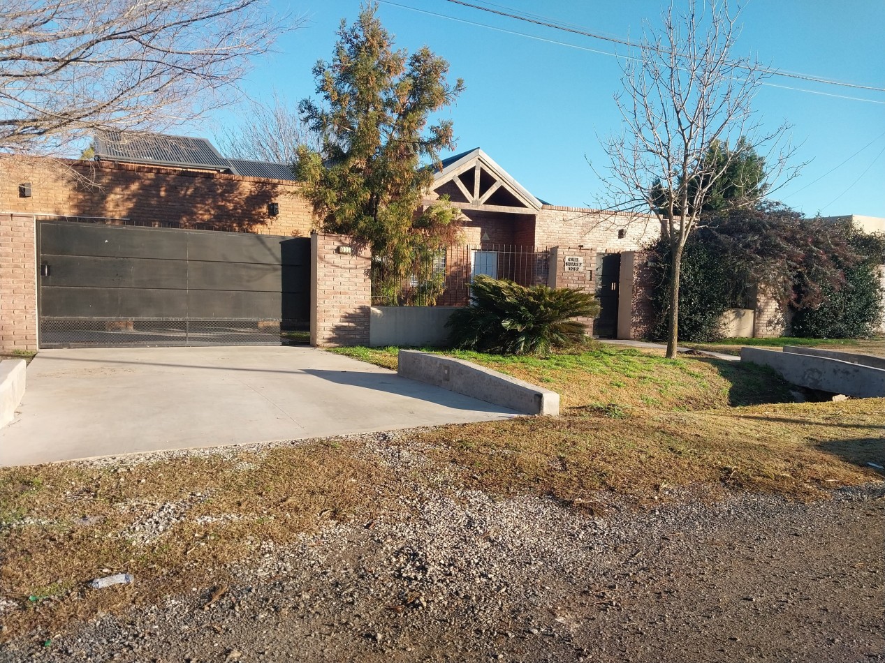 Casa en 2 plantas amoblada 4 dormitorios, quincho,  parque , piscina , cochera para 3 vehiculos cubiertos Funes Town Valor Negociable