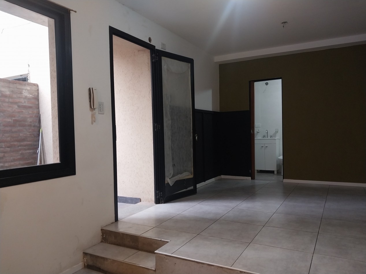 Departamento  interno de pasillo monoambiente con patio semi nuevo Barrio Pichincha expensas bajas con impuestos