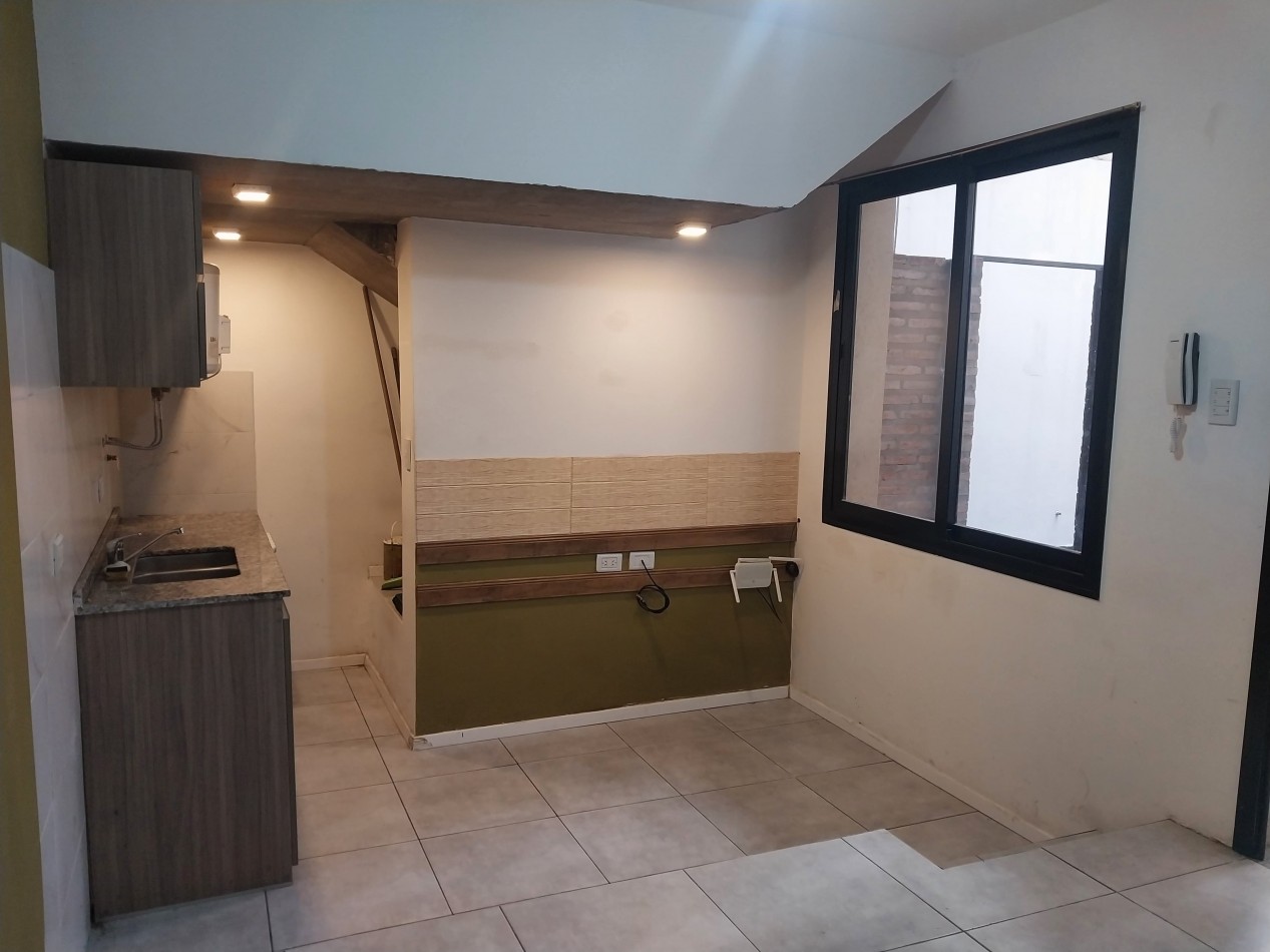 Departamento  interno de pasillo monoambiente con patio semi nuevo Barrio Pichincha expensas bajas con impuestos