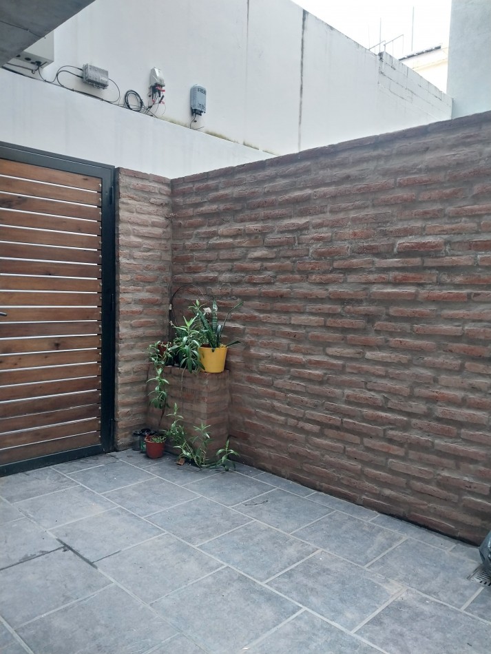 Departamento  interno de pasillo monoambiente con patio semi nuevo Barrio Pichincha expensas bajas con impuestos