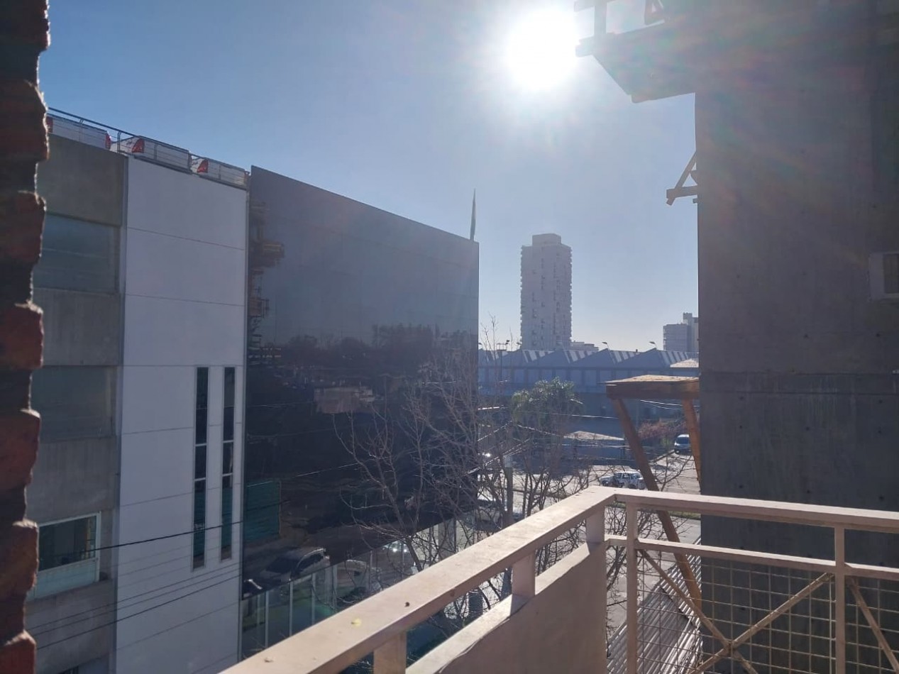 Departamento Semipiso al frente 2 dormitorios / posibilidad de un 3 dormitorios / sala de estudio con mobiliario Zona Norte Bajas expensas