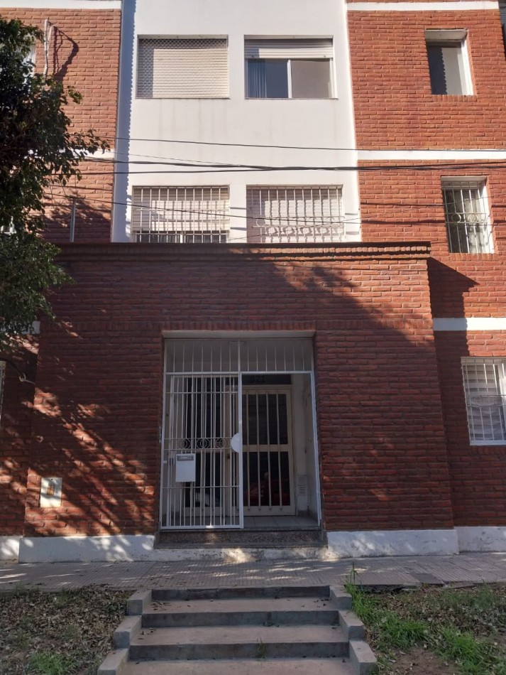 Departamento Semipiso al frente 2 dormitorios / posibilidad de un 3 dormitorios / sala de estudio con mobiliario Zona Norte Bajas expensas