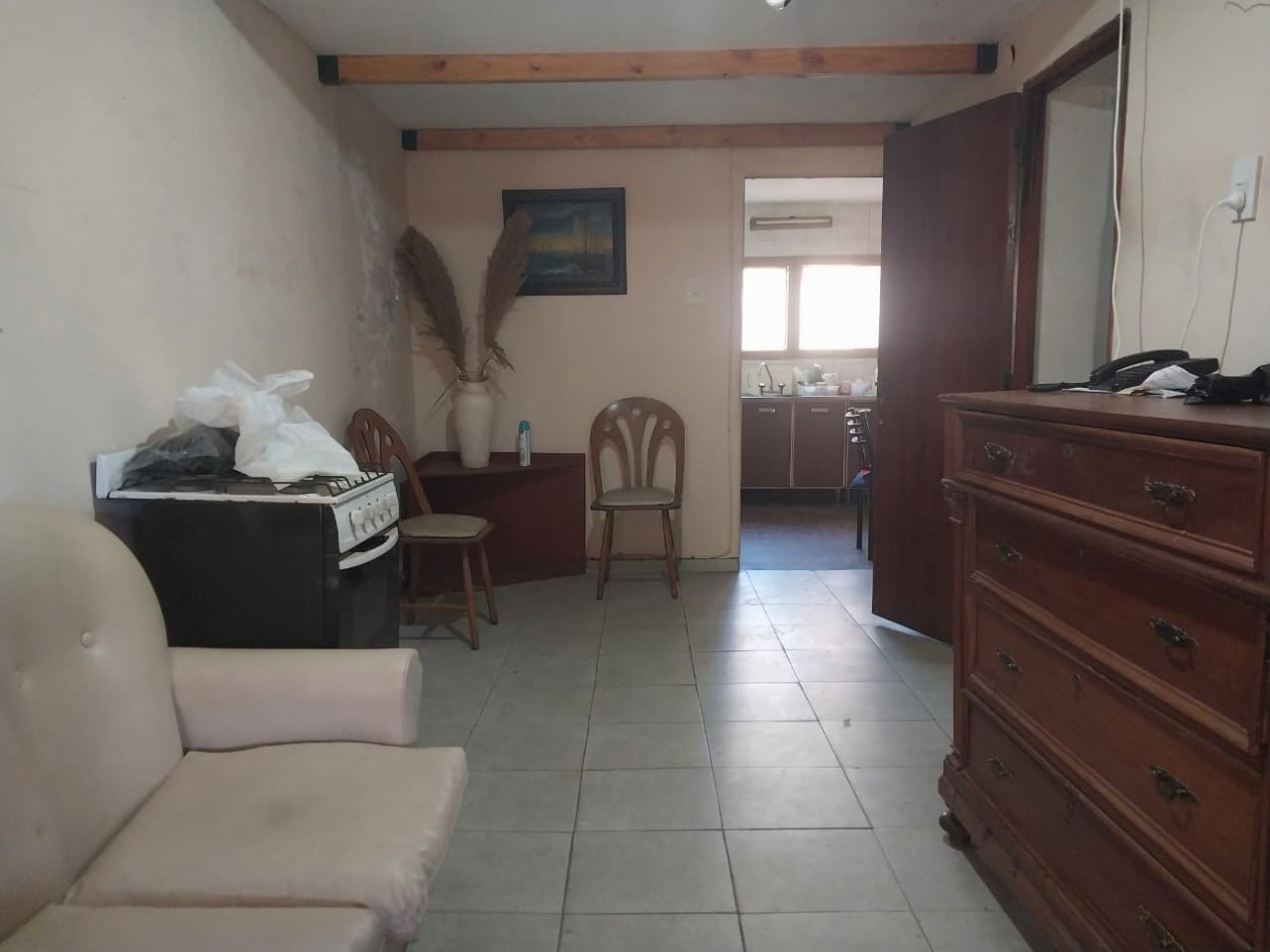 Casa al Frente amoblada con Patio cochera cubierta, doble ingreso 1 dormitorio patio Parrillero y galpon de guardas