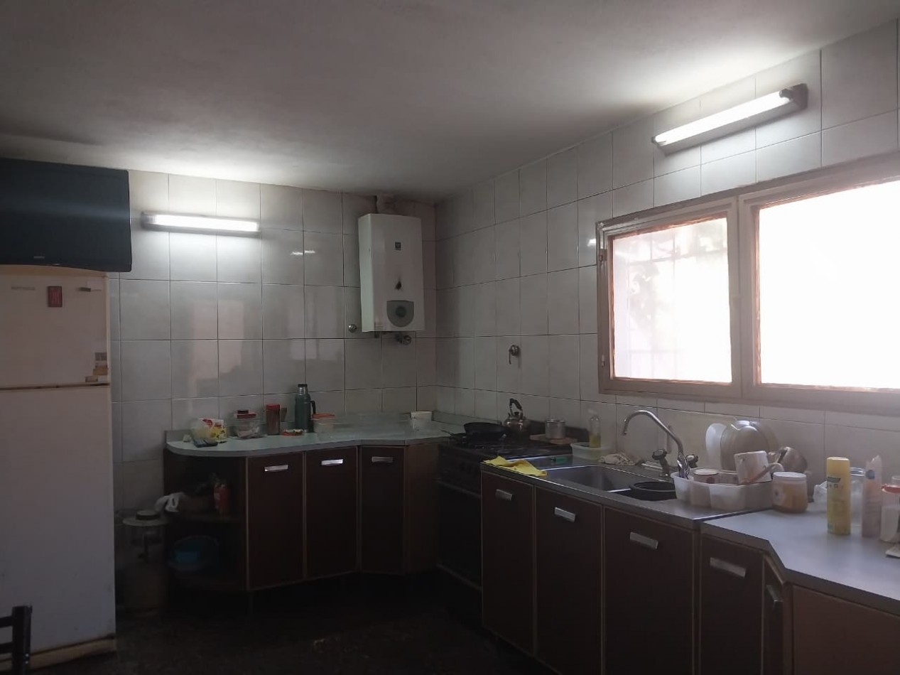 Casa al Frente amoblada con Patio cochera cubierta, doble ingreso 1 dormitorio patio Parrillero y galpon de guardas