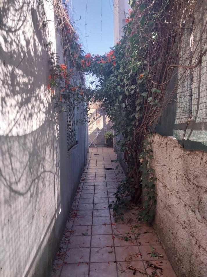 Casa al Frente amoblada con Patio cochera cubierta, doble ingreso 1 dormitorio patio Parrillero y galpon de guardas