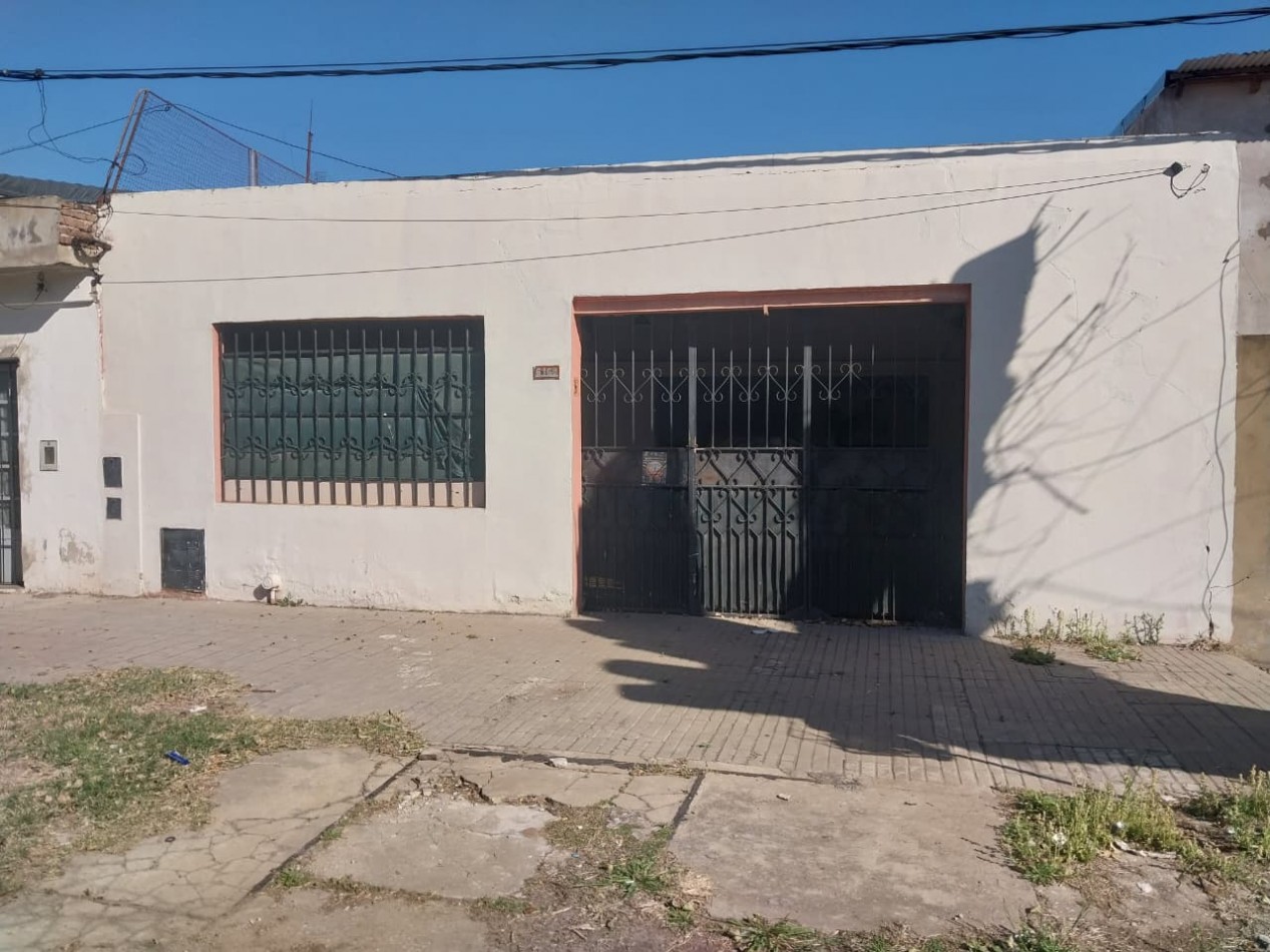 Casa al Frente amoblada con Patio cochera cubierta, doble ingreso 1 dormitorio patio Parrillero y galpon de guardas