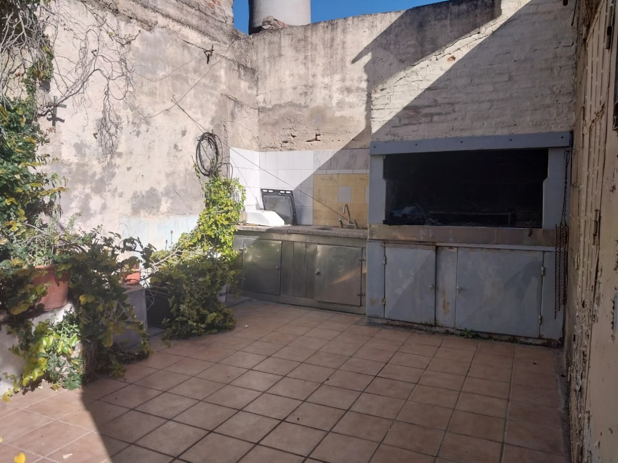 Casa al Frente amoblada con Patio cochera cubierta, doble ingreso 1 dormitorio patio Parrillero y galpon de guardas