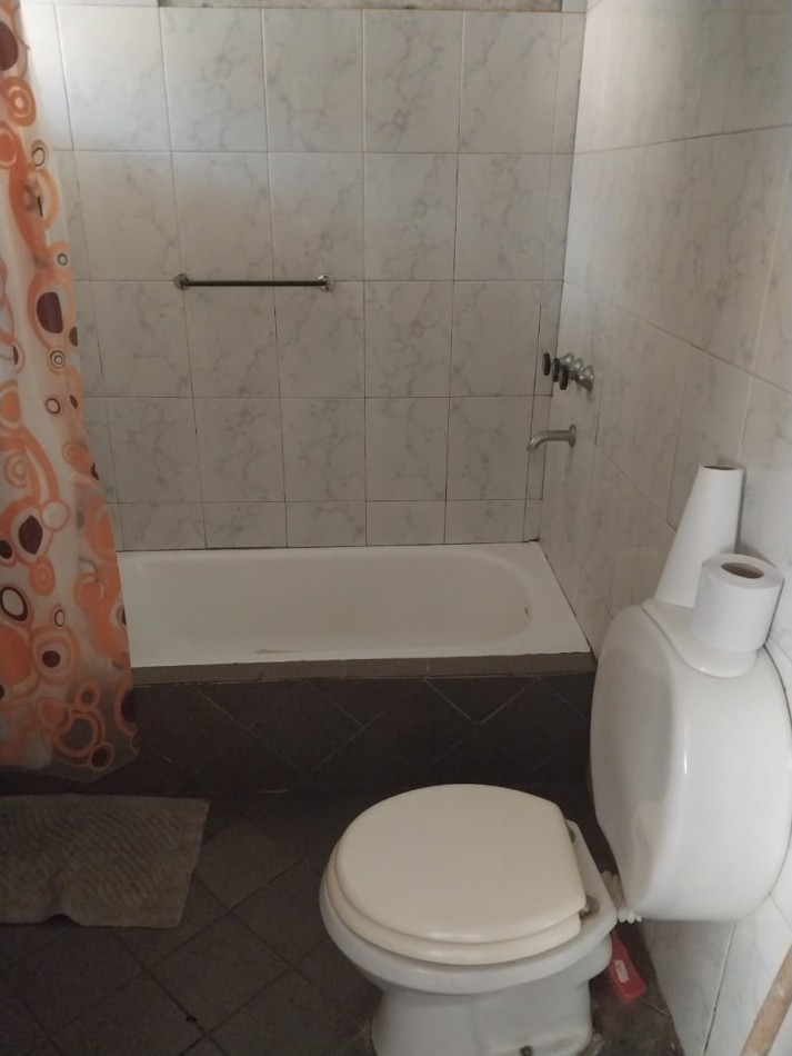 Casa al Frente amoblada con Patio cochera cubierta, doble ingreso 1 dormitorio patio Parrillero y galpon de guardas