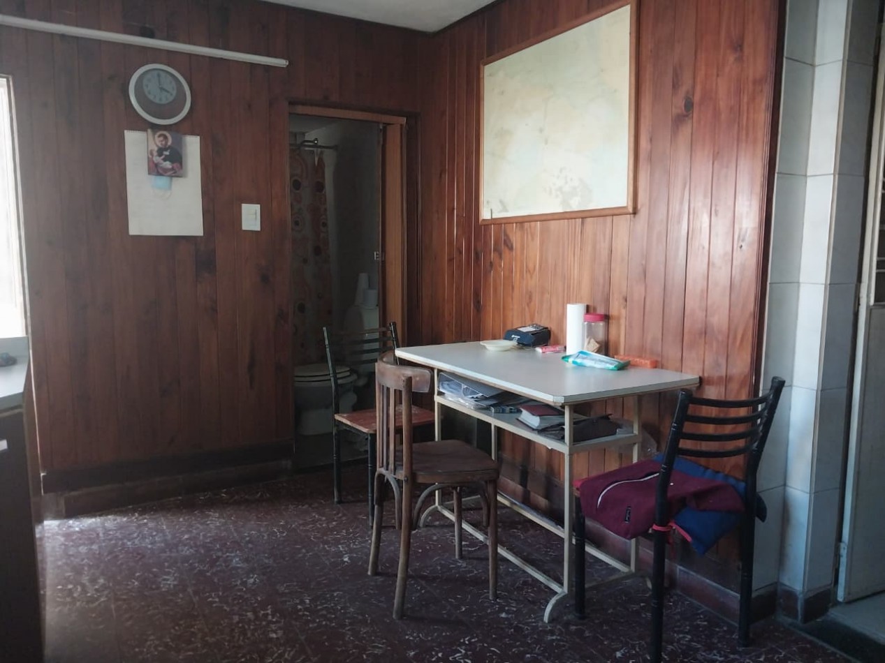 Casa al Frente amoblada con Patio cochera cubierta, doble ingreso 1 dormitorio patio Parrillero y galpon de guardas