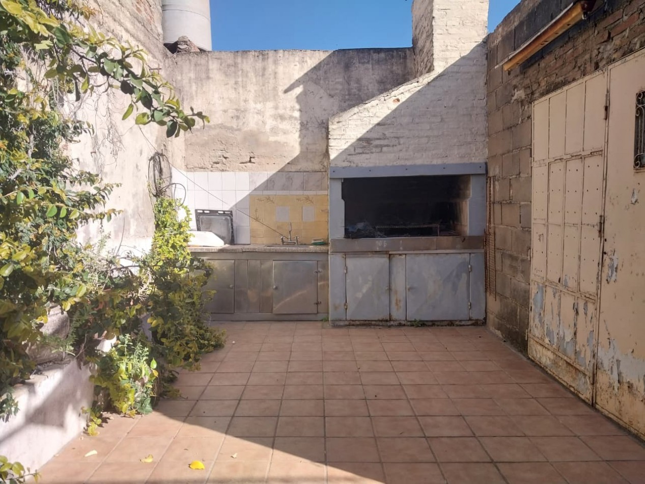 Casa al Frente amoblada con Patio cochera cubierta, doble ingreso 1 dormitorio patio Parrillero y galpon de guardas