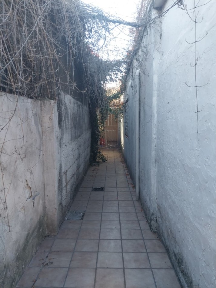 Casa al Frente amoblada con Patio cochera cubierta, doble ingreso 1 dormitorio patio Parrillero y galpon de guardas