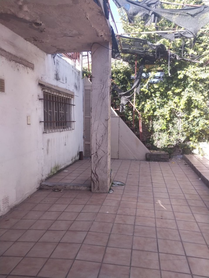 Casa al Frente amoblada con Patio cochera cubierta, doble ingreso 1 dormitorio patio Parrillero y galpon de guardas