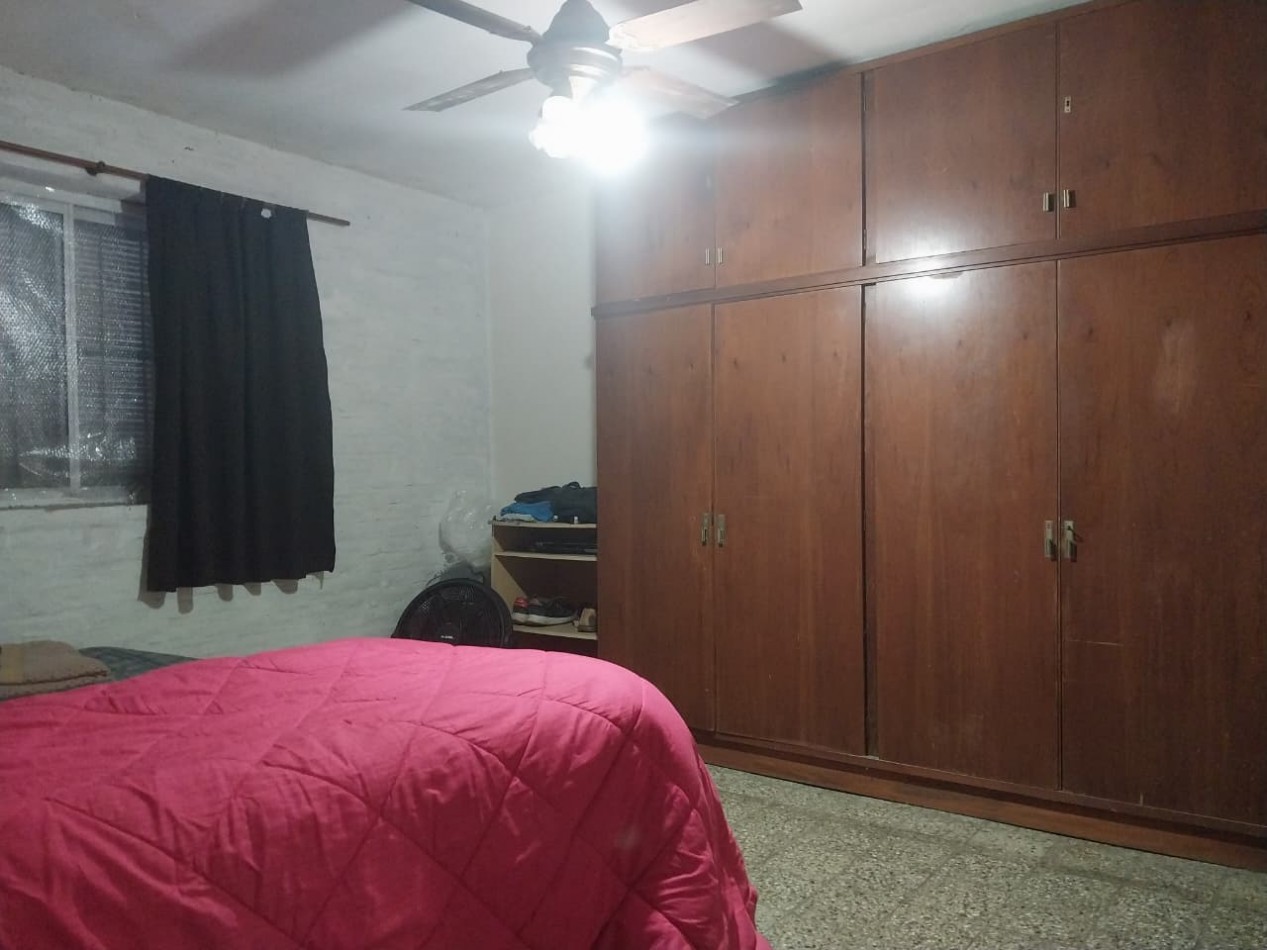 Casa al Frente amoblada con Patio cochera cubierta, doble ingreso 1 dormitorio patio Parrillero y galpon de guardas