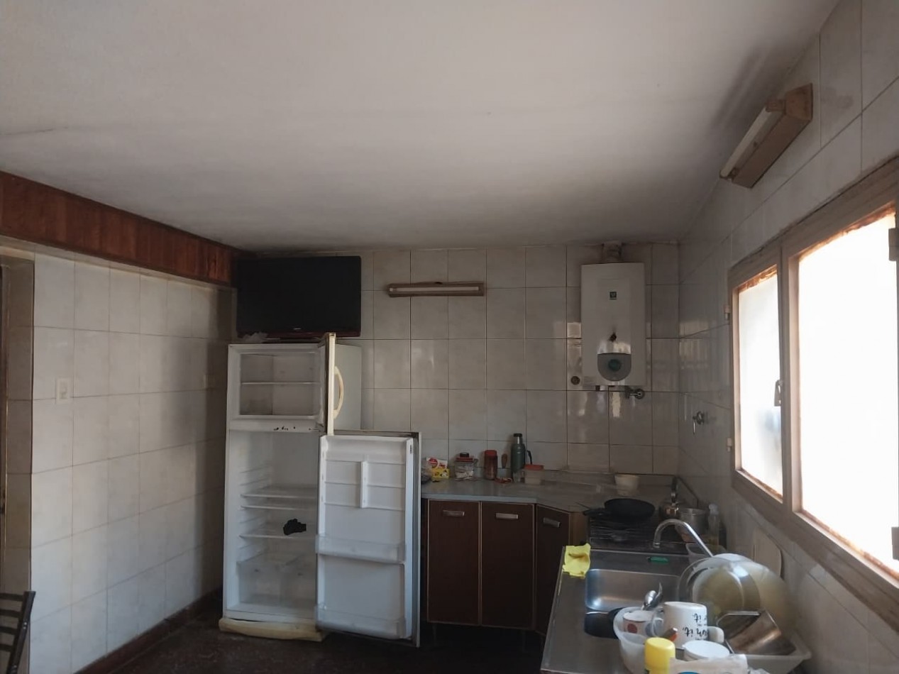 Casa al Frente amoblada con Patio cochera cubierta, doble ingreso 1 dormitorio patio Parrillero y galpon de guardas