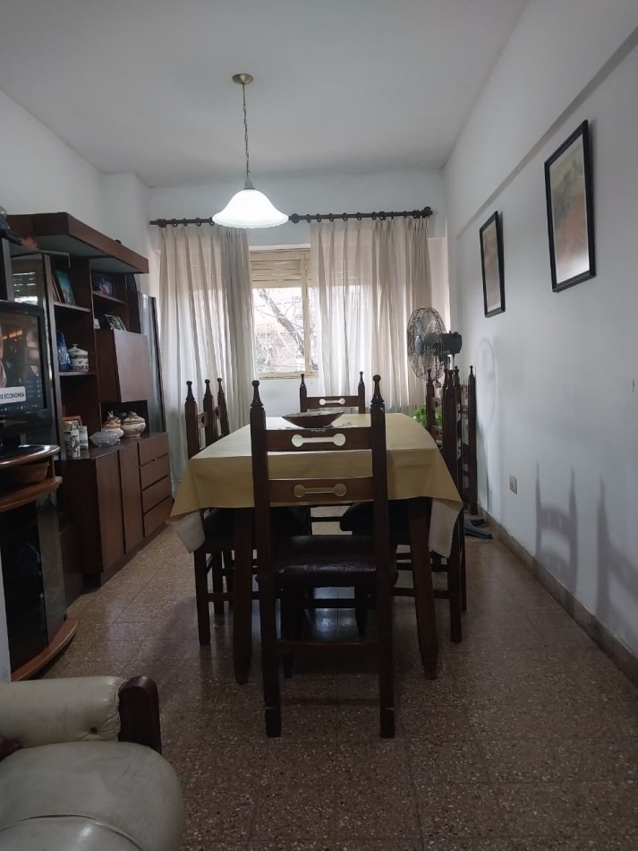 Departamento al frente lateral 2 dormitorios funcional de escalera bajas expensas 1° piso Richieri esquina La Paz Barrio Parque