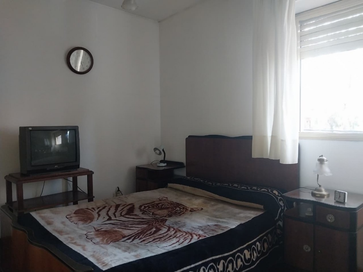 Departamento al frente lateral 2 dormitorios funcional de escalera bajas expensas 1° piso Richieri esquina La Paz Barrio Parque