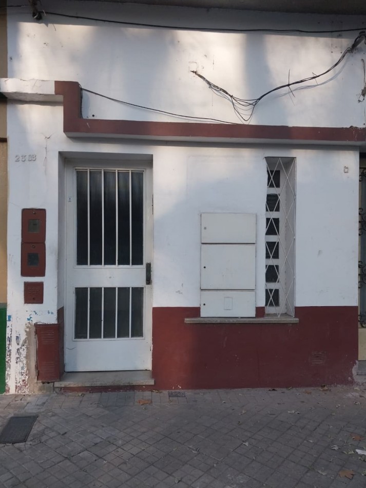 Departamento al frente lateral 2 dormitorios funcional de escalera bajas expensas 1° piso Richieri esquina La Paz Barrio Parque