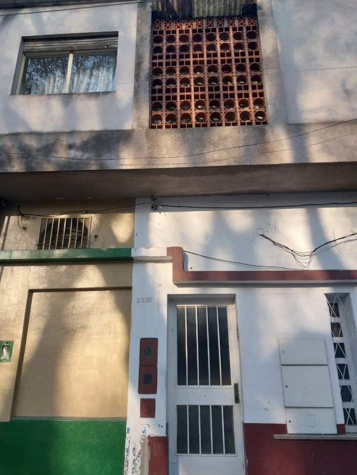 Departamento al frente lateral 2 dormitorios funcional de escalera bajas expensas 1° piso Richieri esquina La Paz Barrio Parque