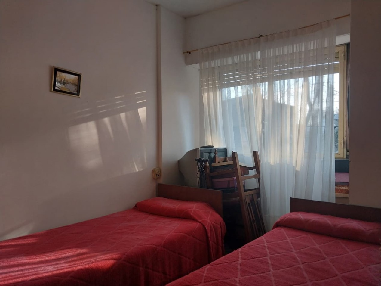 Departamento al frente lateral 2 dormitorios funcional de escalera bajas expensas 1° piso Richieri esquina La Paz Barrio Parque