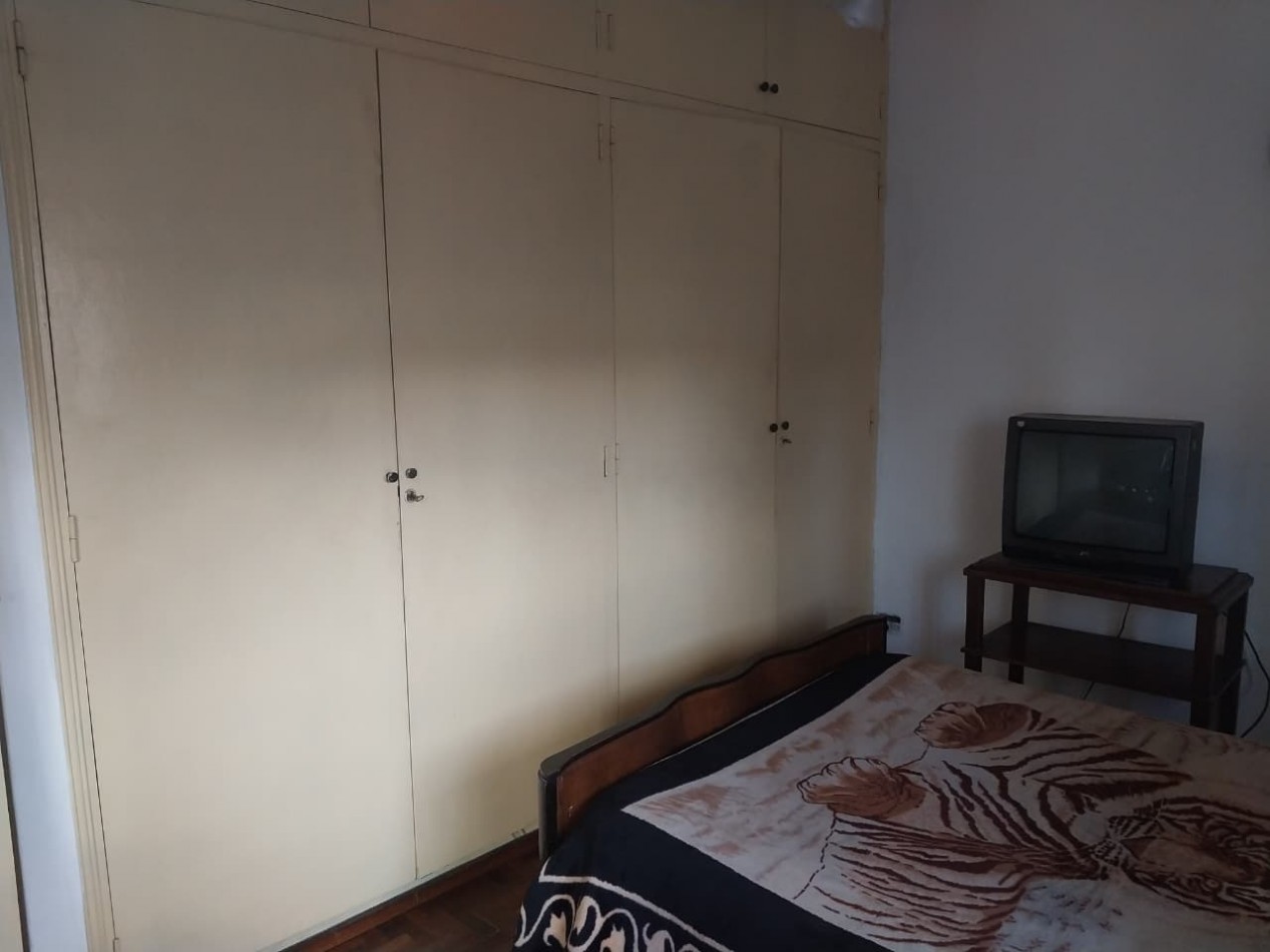 Departamento al frente lateral 2 dormitorios funcional de escalera bajas expensas 1° piso Richieri esquina La Paz Barrio Parque