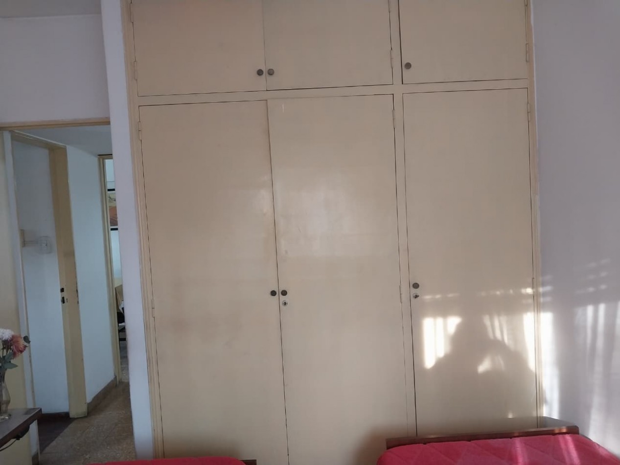Departamento al frente lateral 2 dormitorios funcional de escalera bajas expensas 1° piso Richieri esquina La Paz Barrio Parque