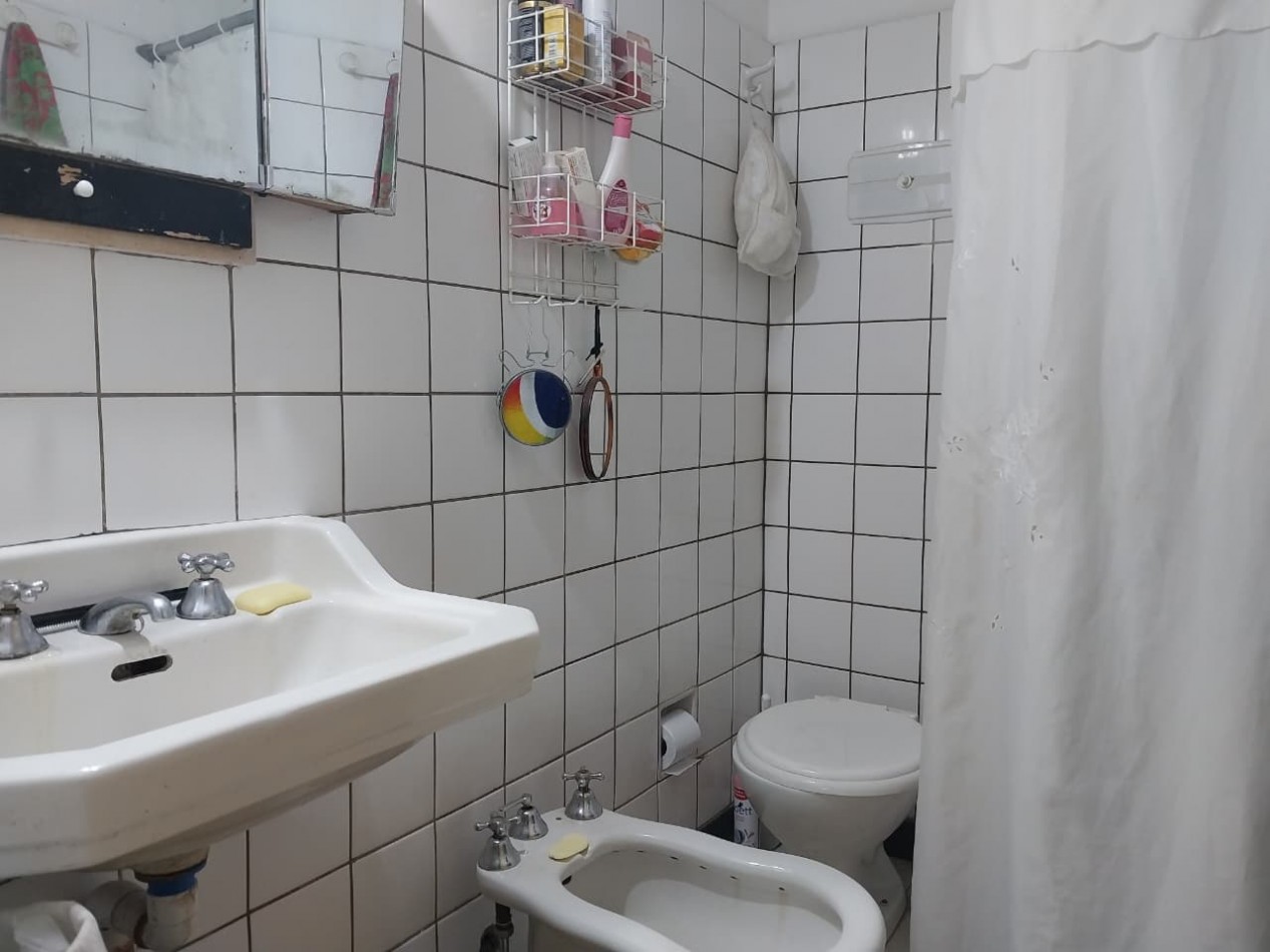 Departamento al frente lateral 2 dormitorios funcional de escalera bajas expensas 1° piso Richieri esquina La Paz Barrio Parque