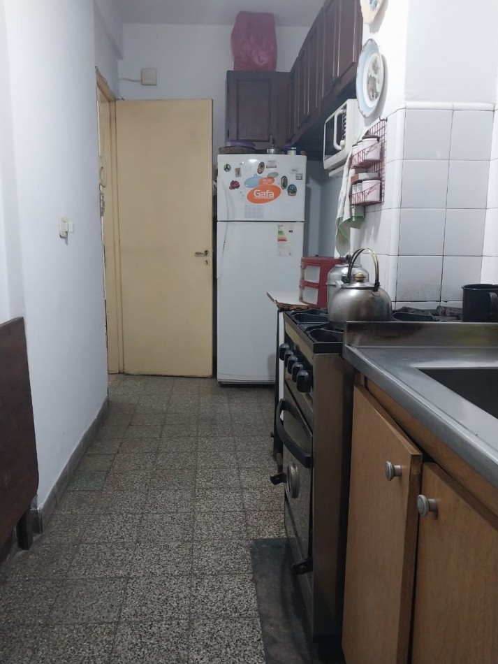 Departamento al frente lateral 2 dormitorios funcional de escalera bajas expensas 1° piso Richieri esquina La Paz Barrio Parque