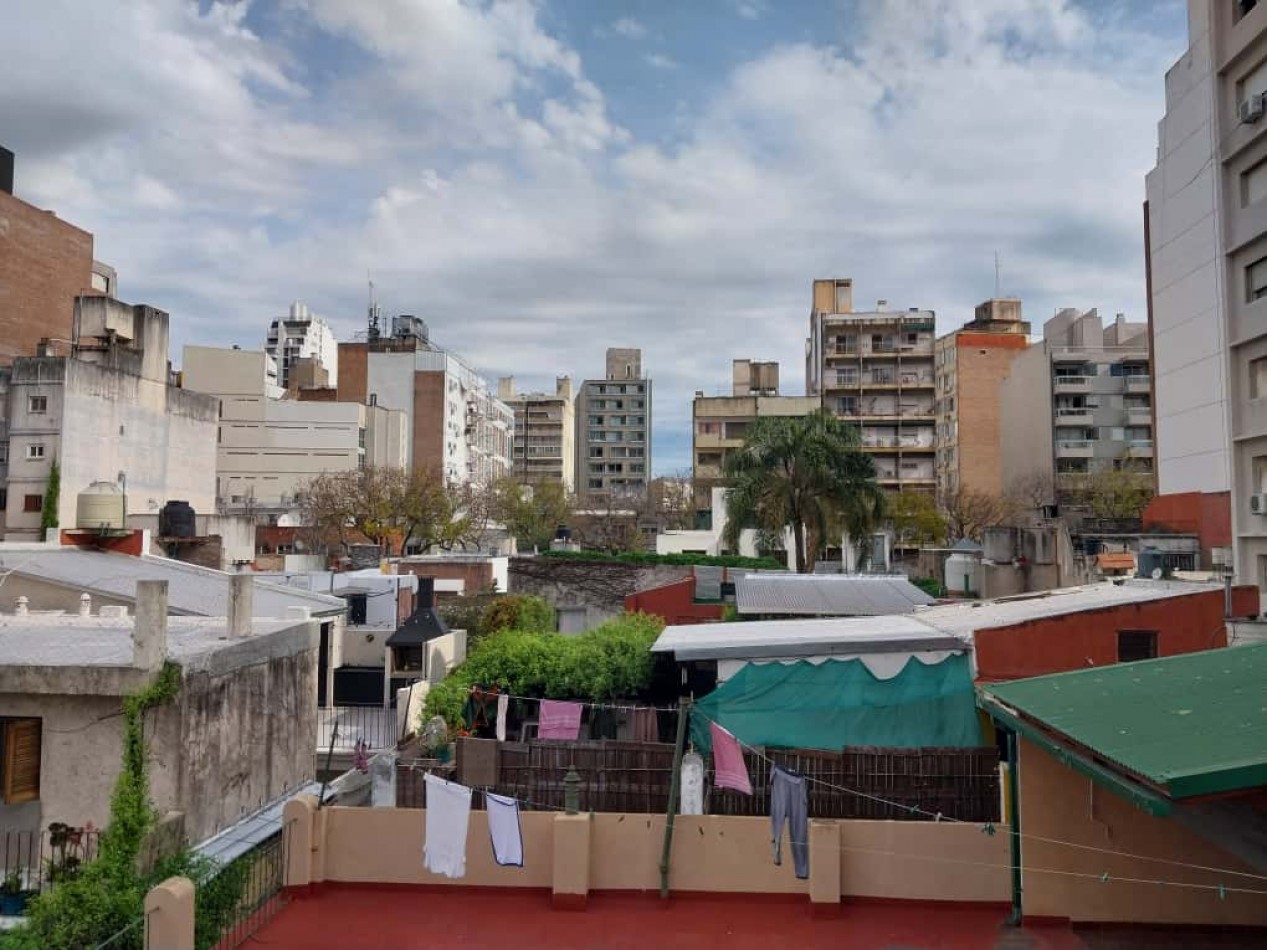 Departamento Interno de Pasillo sin expensas amplio 2 plantas patio terraza asador se aceptar permuta por inferior con patio zona centro