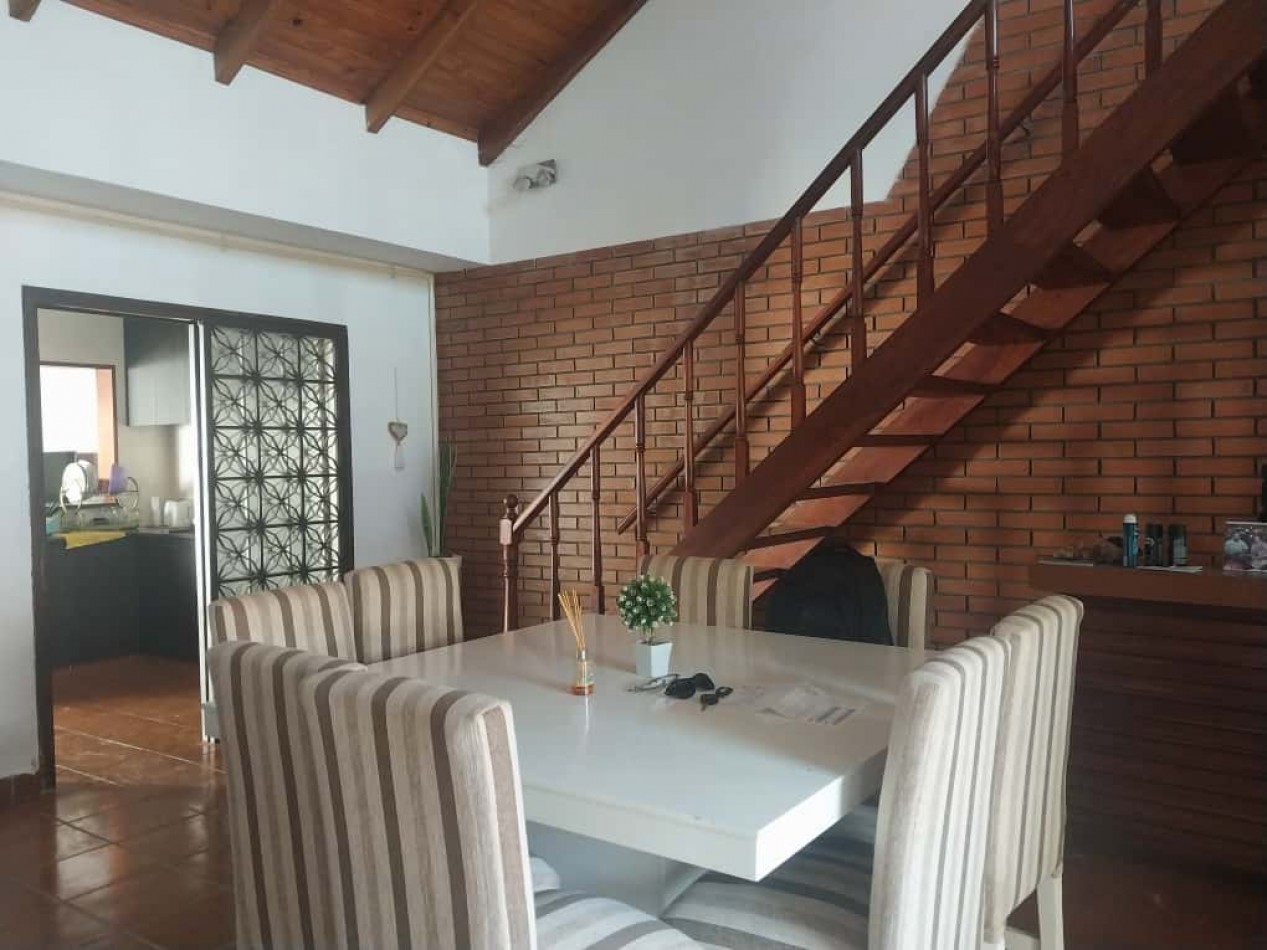 Casa al frente en 2 plantas con 2 doble cochera 3 dormitorios patio terraza parrillero excelente estado se escuchan ofertas