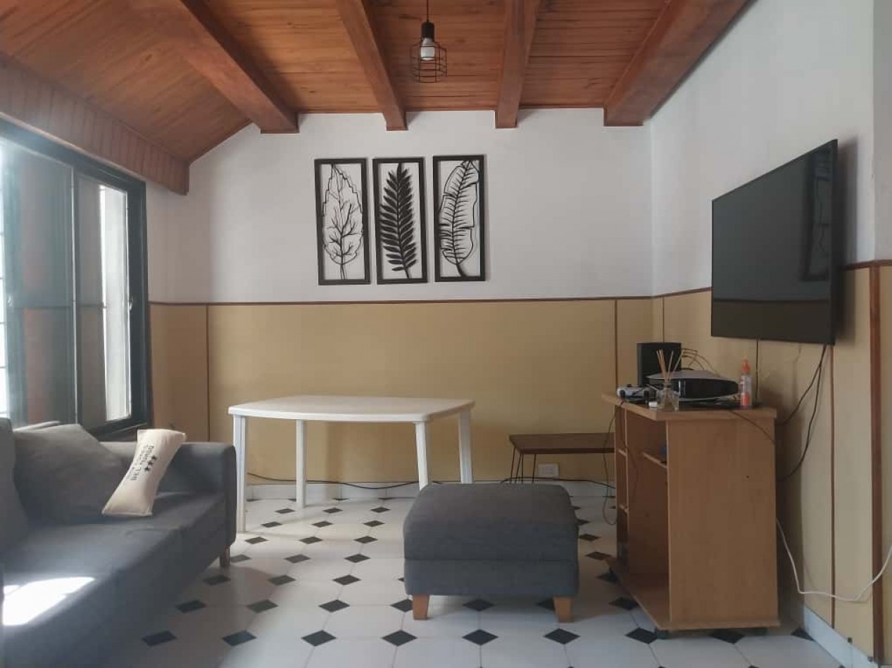 Casa al frente en 2 plantas con 2 doble cochera 3 dormitorios patio terraza parrillero excelente estado se escuchan ofertas