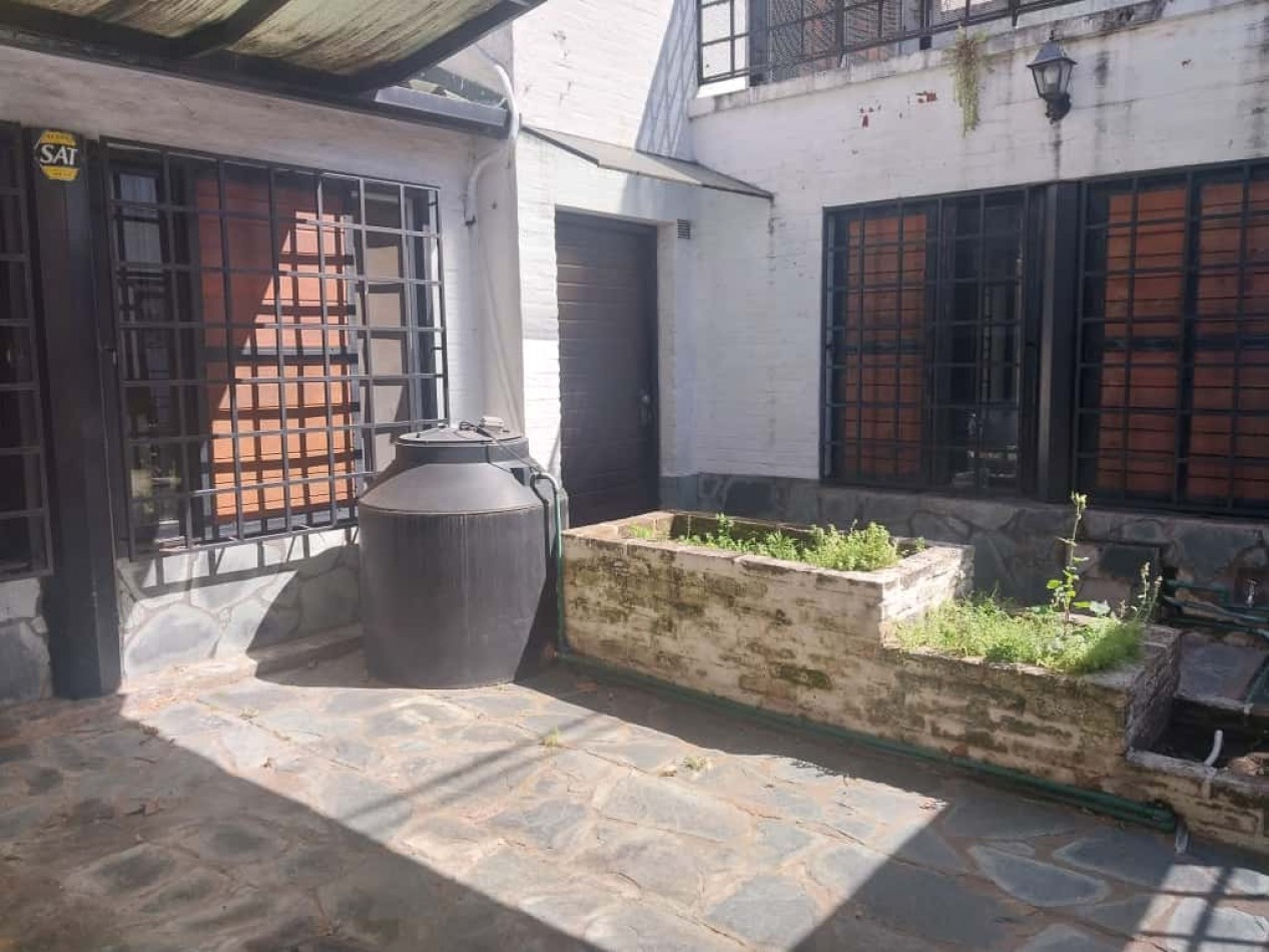 Casa al frente en 2 plantas con 2 doble cochera 3 dormitorios patio terraza parrillero excelente estado se escuchan ofertas
