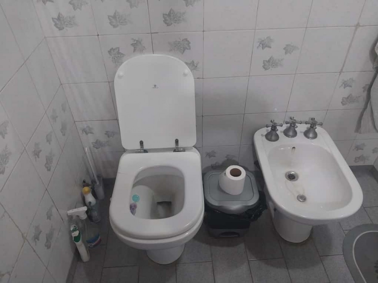 Casa al frente en 2 plantas con 2 doble cochera 3 dormitorios patio terraza parrillero excelente estado se escuchan ofertas