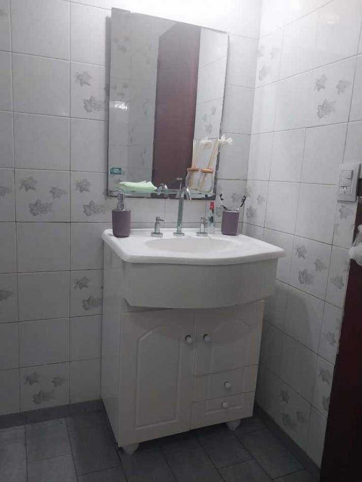 Casa al frente en 2 plantas con 2 doble cochera 3 dormitorios patio terraza parrillero excelente estado se escuchan ofertas