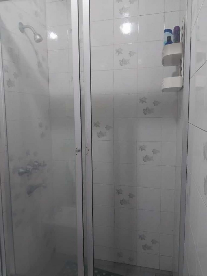 Casa al frente en 2 plantas con 2 doble cochera 3 dormitorios patio terraza parrillero excelente estado se escuchan ofertas