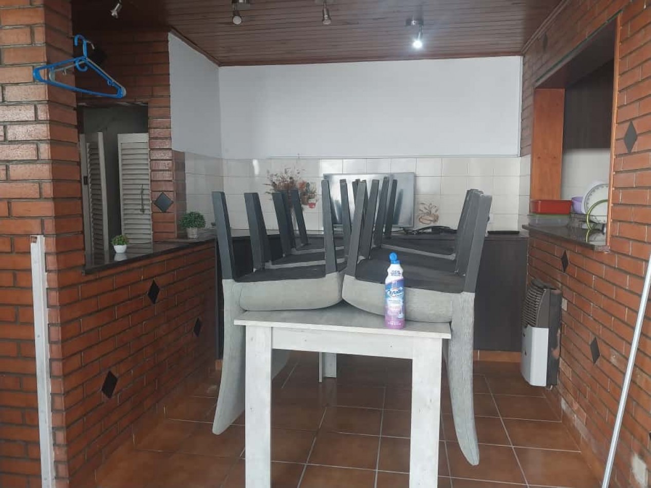 Casa al frente en 2 plantas con 2 doble cochera 3 dormitorios patio terraza parrillero excelente estado se escuchan ofertas