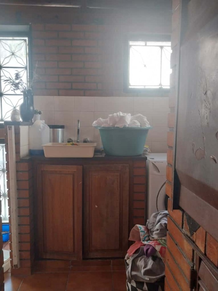 Casa al frente en 2 plantas con 2 doble cochera 3 dormitorios patio terraza parrillero excelente estado se escuchan ofertas