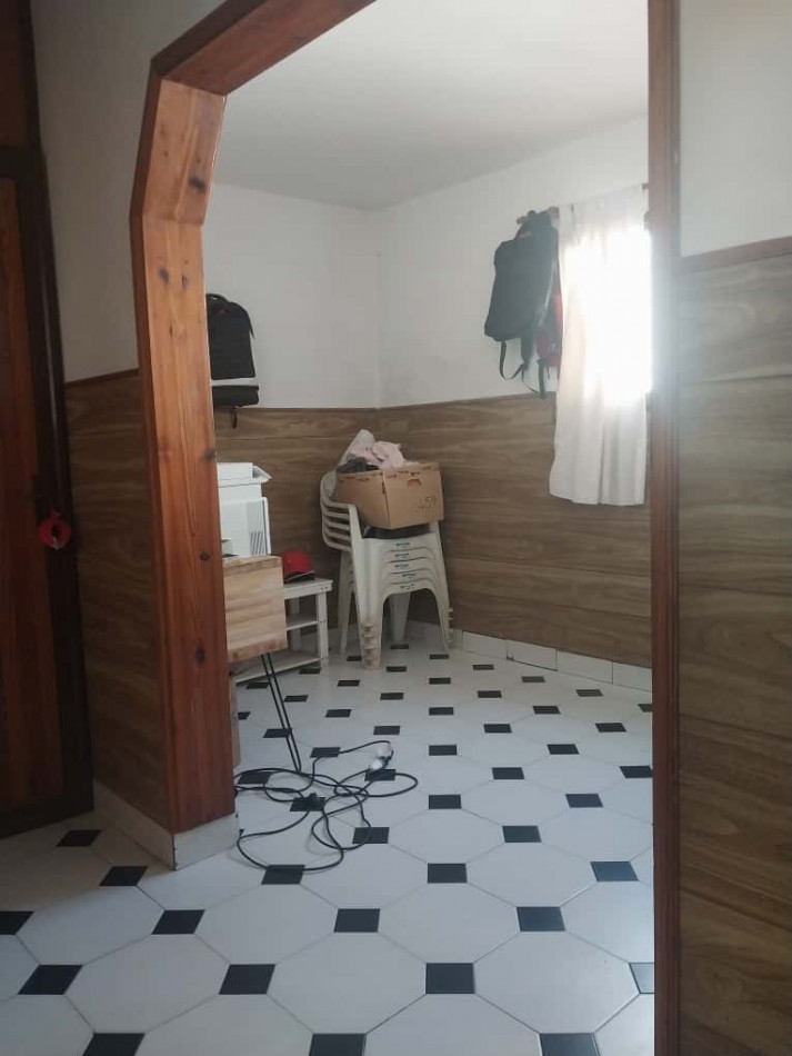 Casa al frente en 2 plantas con 2 doble cochera 3 dormitorios patio terraza parrillero excelente estado se escuchan ofertas