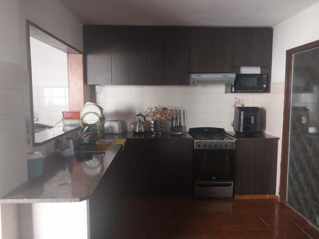 Casa al frente en 2 plantas con 2 doble cochera 3 dormitorios patio terraza parrillero excelente estado se escuchan ofertas