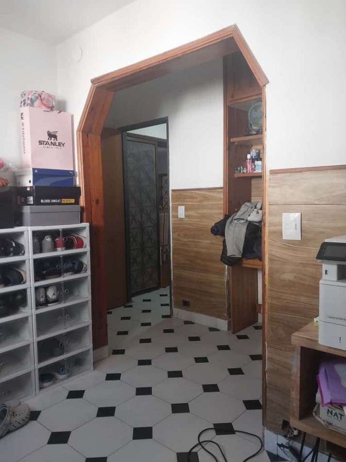 Casa al frente en 2 plantas con 2 doble cochera 3 dormitorios patio terraza parrillero excelente estado se escuchan ofertas