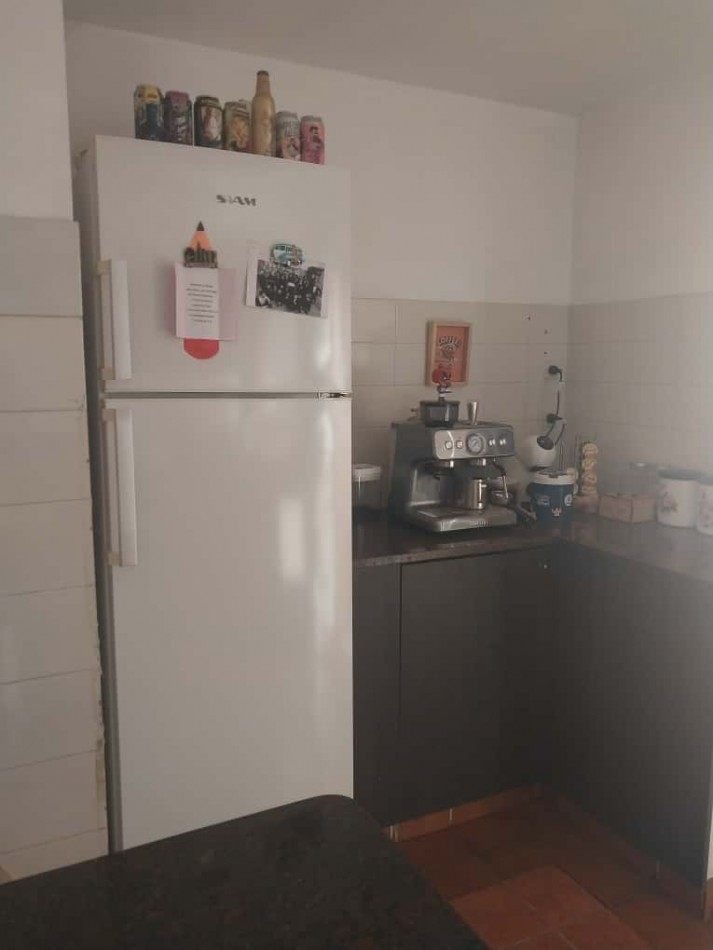 Casa al frente en 2 plantas con 2 doble cochera 3 dormitorios patio terraza parrillero excelente estado se escuchan ofertas