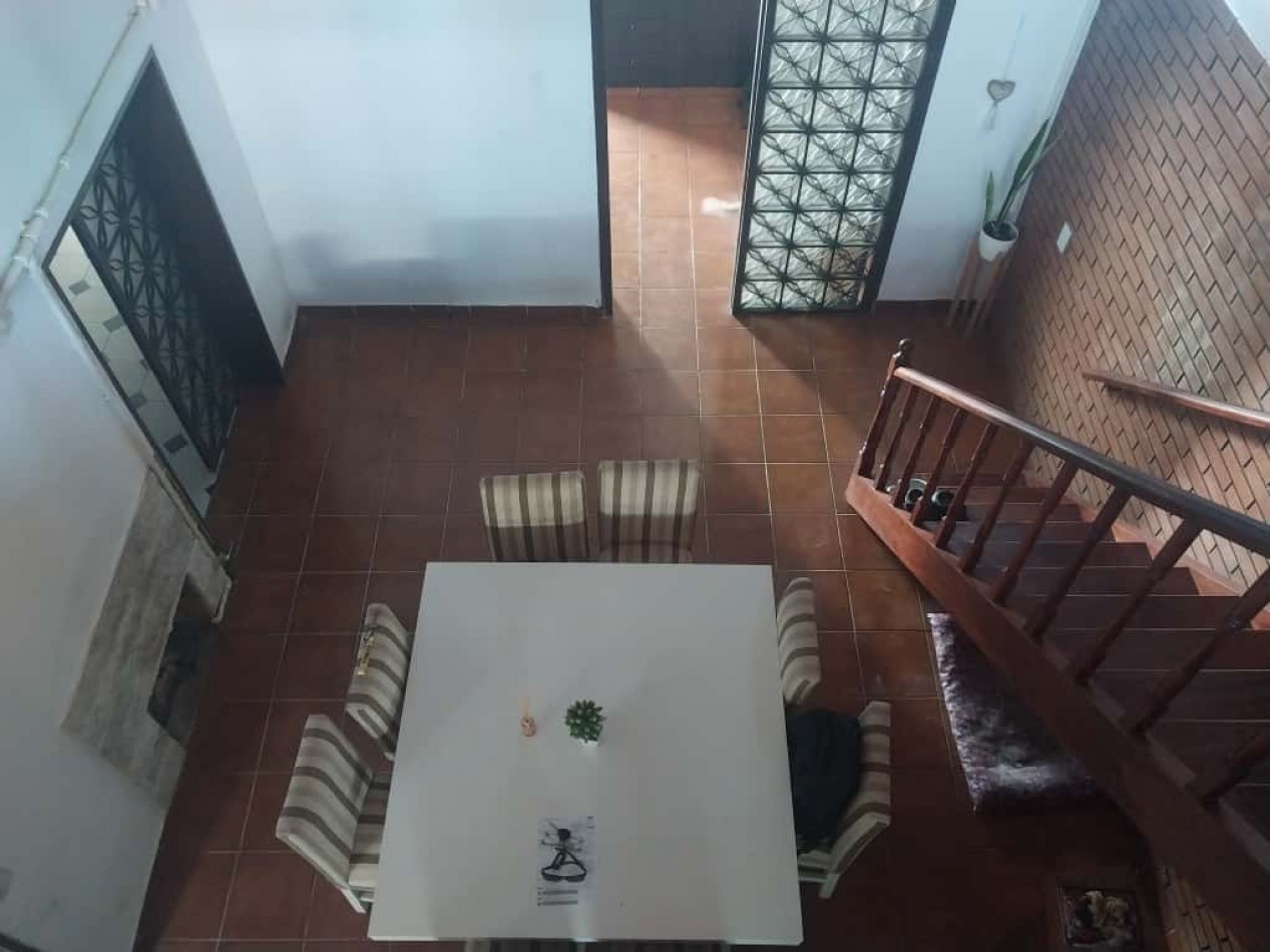 Casa al frente en 2 plantas con 2 doble cochera 3 dormitorios patio terraza parrillero excelente estado se escuchan ofertas
