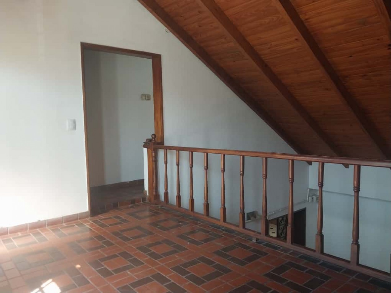 Casa al frente en 2 plantas con 2 doble cochera 3 dormitorios patio terraza parrillero excelente estado se escuchan ofertas