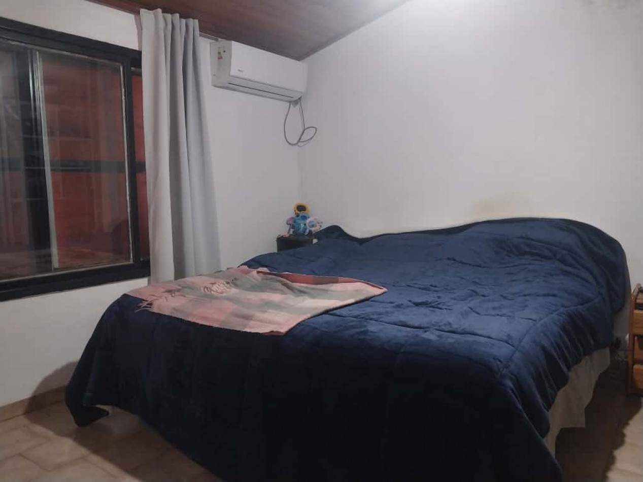 Casa al frente en 2 plantas con 2 doble cochera 3 dormitorios patio terraza parrillero excelente estado se escuchan ofertas