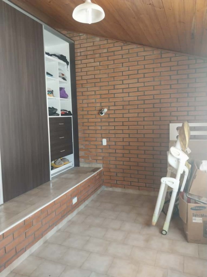 Casa al frente en 2 plantas con 2 doble cochera 3 dormitorios patio terraza parrillero excelente estado se escuchan ofertas