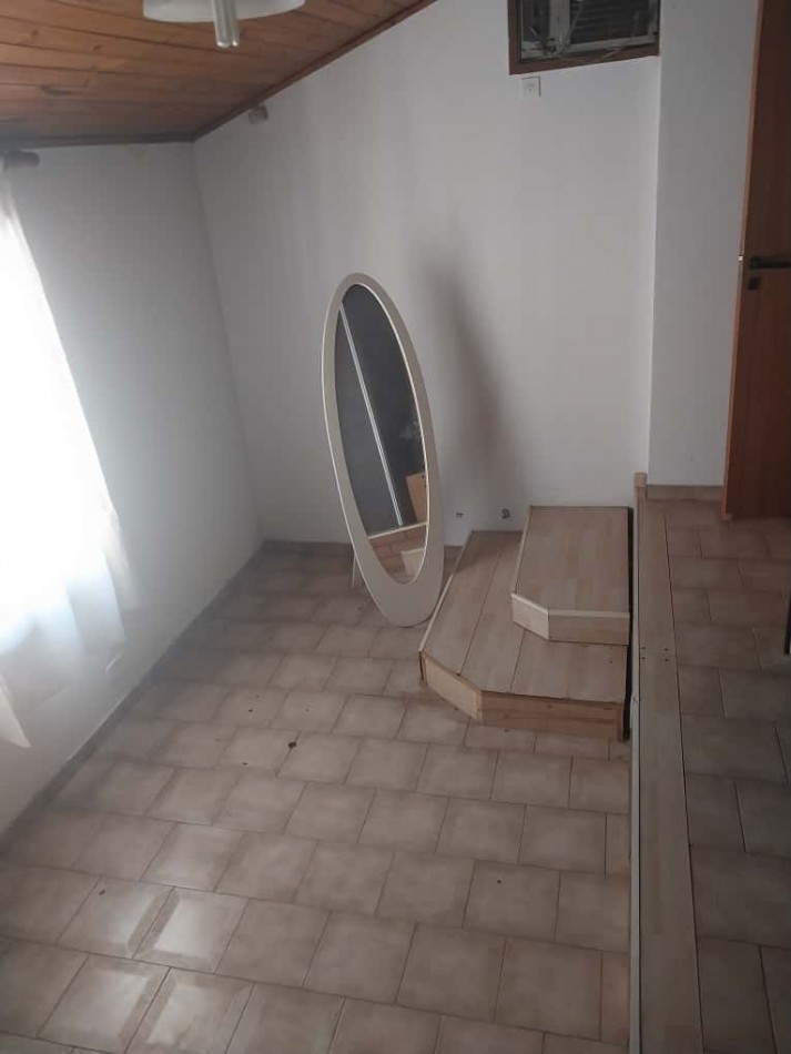 Casa al frente en 2 plantas con 2 doble cochera 3 dormitorios patio terraza parrillero excelente estado se escuchan ofertas