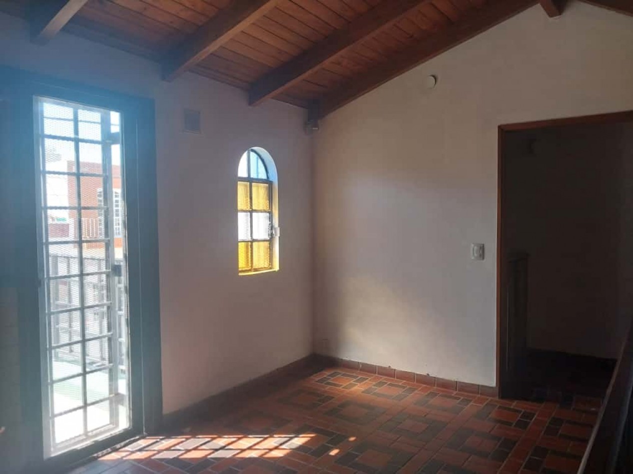 Casa al frente en 2 plantas con 2 doble cochera 3 dormitorios patio terraza parrillero excelente estado se escuchan ofertas