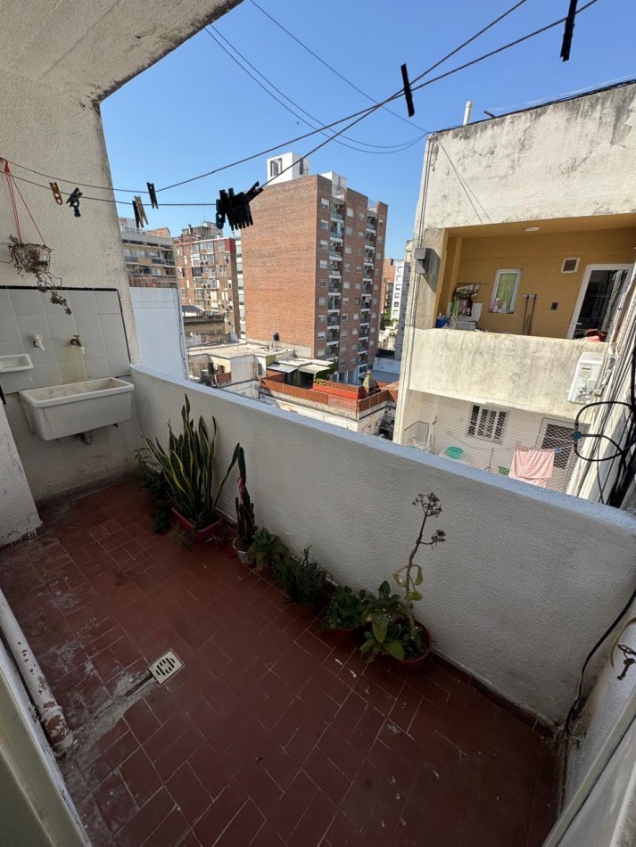 Departamento contrafrente lateral con balcon 1 dormitorios reciclado excelente ubicacion centrica  opcion amoblado bajas expensas
